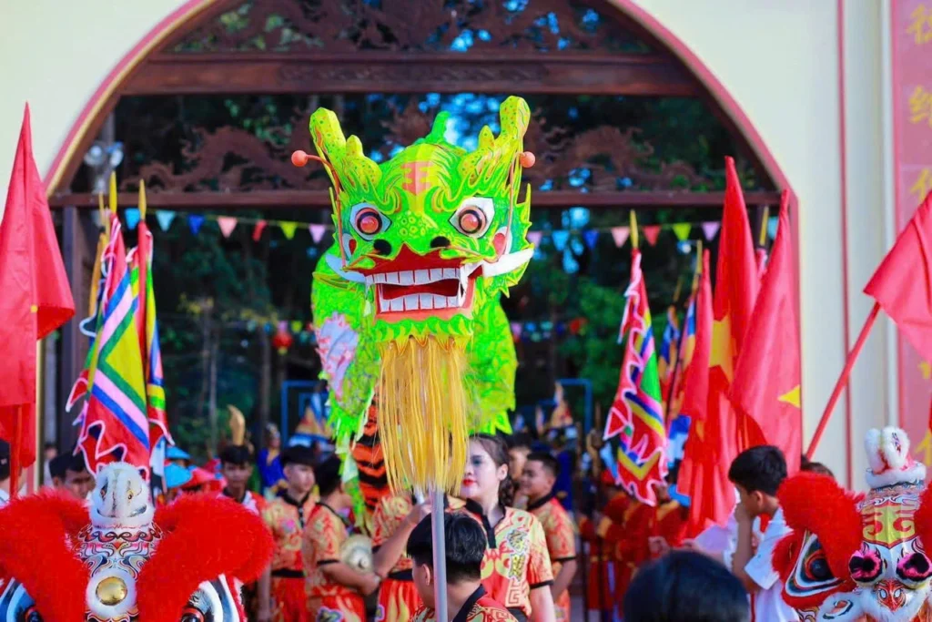 Rước đầu rồng trong lễ hội Dinh Thầy Thím